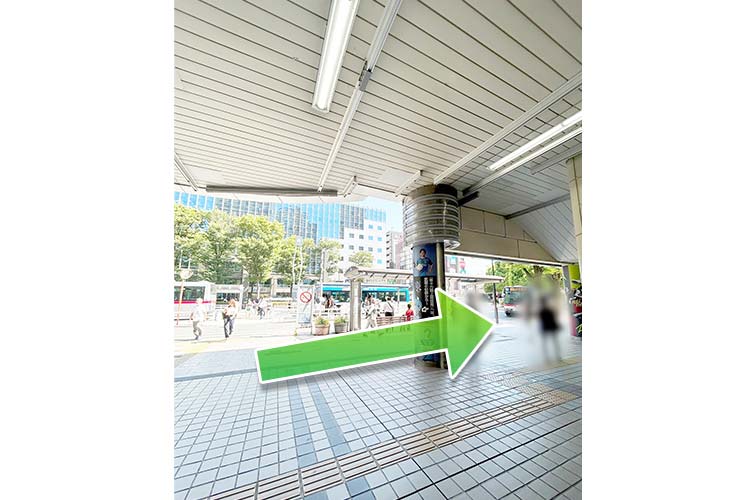 階段を下ったら、交番の方へ進みます。