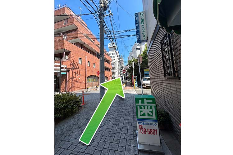 しばらく直進します。