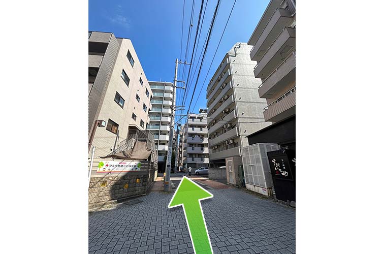直進して、マンションとマンションの間の細い道に入ります。