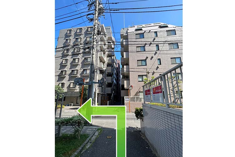 細い道を抜けたところで左に曲がります。