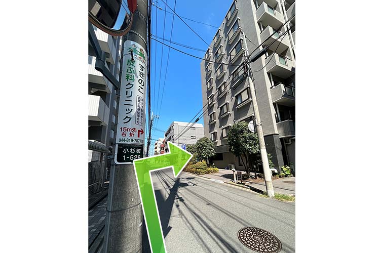直進し、最初の路地を右に曲がります。