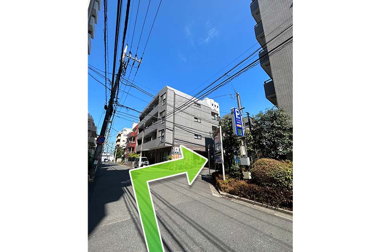 右に曲がるのは、パーキングの看板の所です。