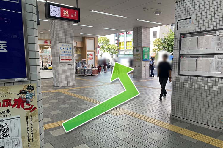 駅西口を出たら、左へ進みます。