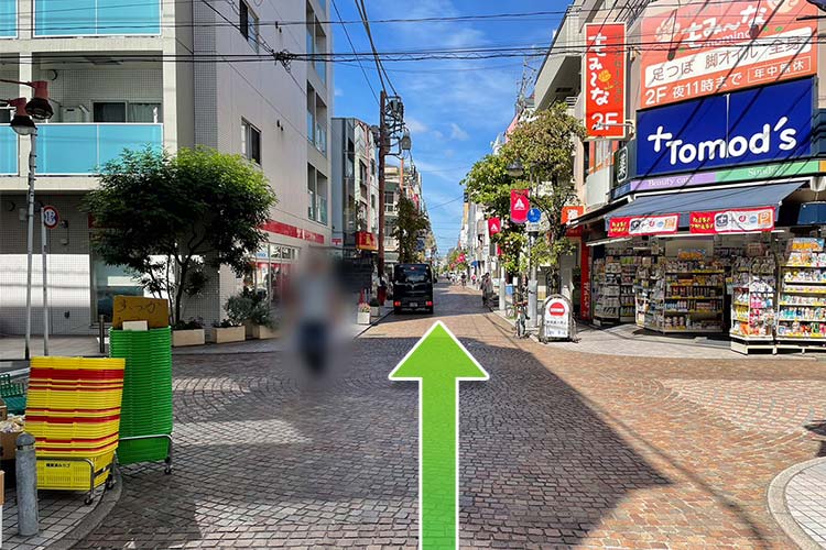 郵便局を左手に見ながら、直進します。